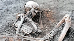 Restos óseos de dos hombres hallados en Pompeya.