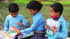 विद्यालय जान लागेका बालबालिका