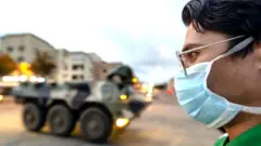 رجل يرتدي قناعا