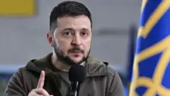 Perezida wa Ukraine Volodymyr Zelensky mu kiganiro n'abanyamakuru mu murwa mukuru Kyiv ku wa gatandatu