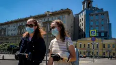 люди в масках в москве