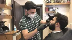 أول زيارة للحلاق بعد شهرين من الإغلاق