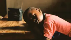 ድራማውን የሚያዳምጥ ታዳጊ