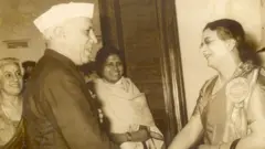 భారత తొలి ప్రధాన మంత్రి జవహర్ లాల్ నెహ్రూతో వాడియా