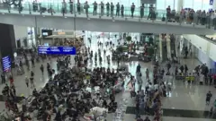 ဟောင်ကောင်လေဆိပ်မှာ ဒုတိယမြောက်နေ့အဖြစ် ဆက်လက် ဆန္ဒပြ