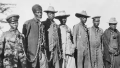Rébellion Ovaherero, captifs enchaînés vus dans une image d'archive de 1904-5