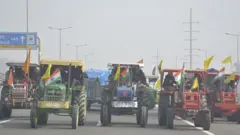 कृषि मंत्री ने कहा है कि किसान कोई और तारीख़ चुन सकते थे.