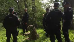 Скульптура тигра и вооруженные сотрудники полиции