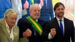 O presidente Lula com o ex-presidente do Uruguai Jose Mujica (à esquerda) e o atual presidente do Uruguai, Luis Lacalle, no Palácio do Planalto após a cerimôniacomo apostarposse