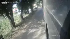 நூலிழையில் உயிர் தப்பிய பச்சிளம் குழந்தை மற்றும் பெற்றோர்