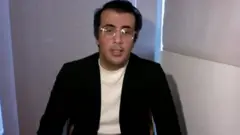 في مقابلة مع بي بي سي، قال وليد الهذلول، شقيق الناشطة السعودية لجين الهذلول، إن أسرتها لا تثق في أن القضاء سيحقق العدالة لأخته التي أفرج عنها بعد نحو ثلاثة أعوام في السجن.