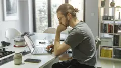 Persona trabajando desde casa.