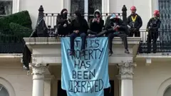 "Этот дом был освобожден" - говорится на полотне, повешенном у входа в здание