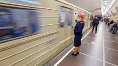 Sərnişinlər eskalatorda