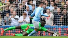 Agbabọọlu Manchester city gba bọọlu si oju ile Chelsea