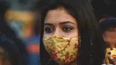 మాస్కు ధరించిన యువతి