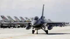 Indege y'intambara ya Turukiya yo mu bwoko bwa F-16 (ifoto yo mu bubiko)