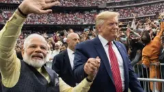 এনআরজি স্টেডিয়ামে নরেন্দ্র মোদী ও ডোনাল্ড ট্রাম্প