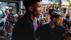 Mu minsi ishize yasubiye i Athens nk'icyamamare aho yabaye ari umwana uzunguza uducuruzwa ku mihanda mu myaka ishize