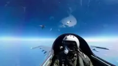 Китайский военный летчик в полете