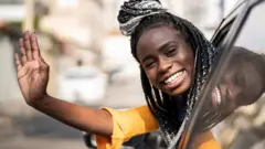Une femme faisant signe de la main