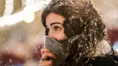 Mujer en la nieve en Moscú el 4 de diciembre de 2019