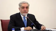 آقای عبدالله برکناری ‍ آقای اندرابی را غیرقابل قبول خوانده است
