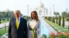 டிரம்பும் அவரது மனைவி மெலானியா டிரம்பும் தாஜ்மஹாலை பார்வையிட்டபோது