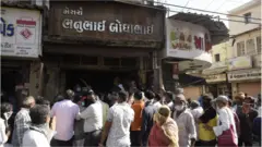 રાજકોટની પરાબજારમાં ભેગા થયેલા લોકો
