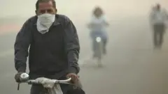 Ljudi sa maskama na ulicama Delhija