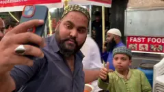 தந்தையின் தொழிலை வைரல் வீடியோ மூலம் காப்பாற்றிய சிறுவன்