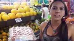 Victoria no supermercado, segurando uma bandejazmp betsulovos