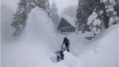 Raning Springs, stanovnik Kalifornije čisti sneg ispred kuće