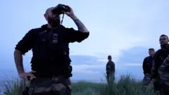 Aba gendarmes b'Ubufaransa barimo gukora irondo hafi ya Calais