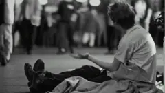 Un hombre mendigando.