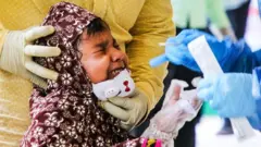 Un enfant pleurant lors d'un test du coronavirus.