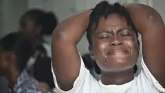 Jeune femme noire en train de pleurer.