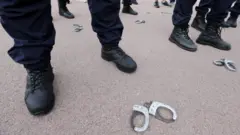 Fransa'da protesto gösterisi düzenleyen polisler