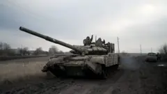 Украинские военные на танке