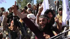 امریکہ اور افغان طالبان کے درمیان معاہدے کے بعد طالبان نے ’فتح‘ کا جشن منایا تھا (فائل فوٹو)