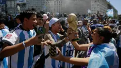الأرجنتينيون في بيونس آيريس يحتفلون بفوزهم ببطولة كأس العالم التي أقيمت في قطر