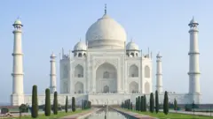ताजमहालचं प्रतिबिंब