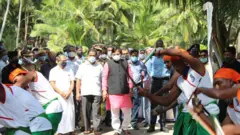 দ্বীপ পরিদর্শনে লাক্ষাদ্বীপের প্রশাসক প্রফুল খোডা প্যাটেল (কালো জ্যাকেট)