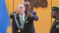 Dr Paul Farmer recevant du Président Kagame la médaille de l'"Ordre de l'amitié exceptionnelle" du Rwanda