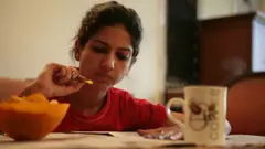 స్నాక్స్ తింటున్న యువతి