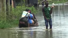 Pipo dey try go dia houses with Canoe for Rumuokwurushi afta plenti flooding happun