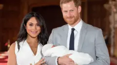 MAY 08: Ọmọọba Harry, Duke of Sussex ati Meghan, Duchess of Sussex, ya aworan pẹlu ọmọ wọn tuntun Archie Harrison Mountbatten