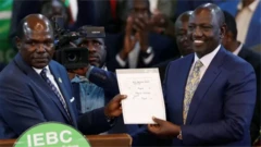 Chebukati akikabidhi hati ya ushindi kwa Rais Mteule William Ruto