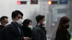 대기 정체와 국외 미세먼지 유입으로 전국 9개 시·도에서 고농도 미세먼지 '비상저감조치'가 시행된 11일 오전 서울 광화문 네거리에서 시민들이 마스크를 쓴 채 출근길 발걸음을 재촉하고 있다