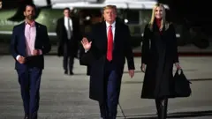 دونالد ترامب مع نجله دونالد جونيور وابنته إيفانكا